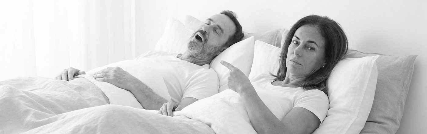 Mujer enojada por no poder dormir